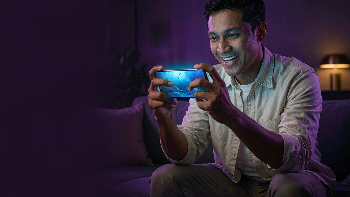 An adult man holding a phone showing an underwater scene — BK33 guide
